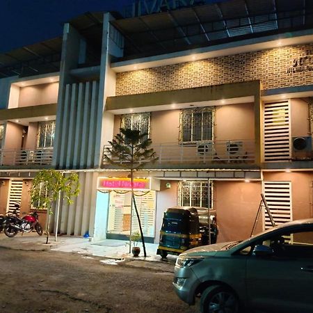 Hotel Nivara Нави Мумбай Екстериор снимка